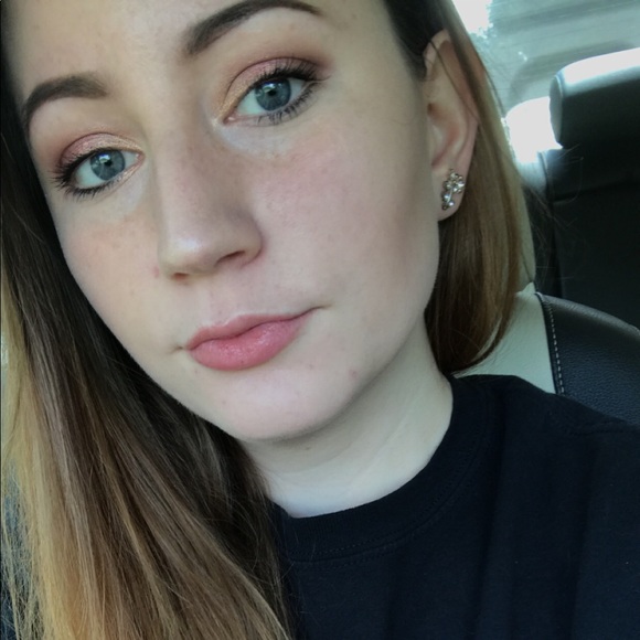 Profile Picture of Michaela Knechtel (@michaelak1335) on Poshmark