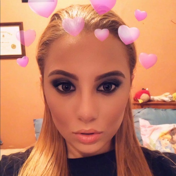 Profile Picture of Lisbeth Bisono (@lisbethbisono) on Poshmark