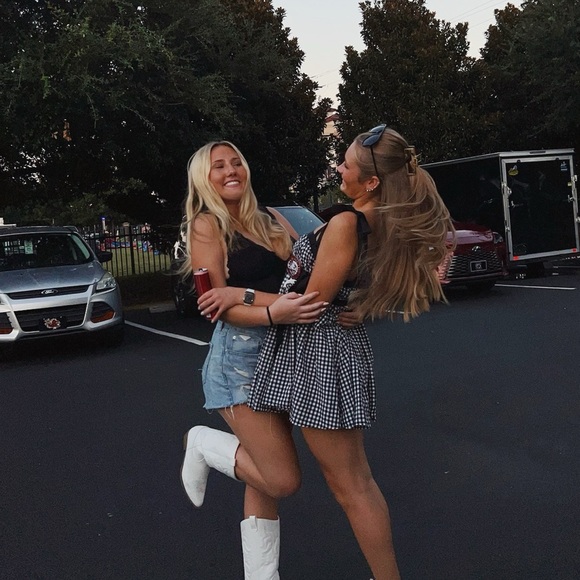 Profile Picture of Paige Anelli (@paigeanelli) on Poshmark