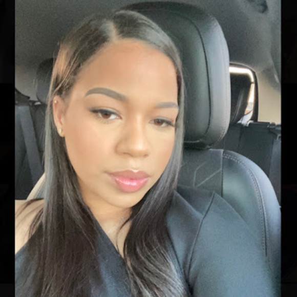 Profile Picture of Denissa De barros (@denissa_d) on Poshmark