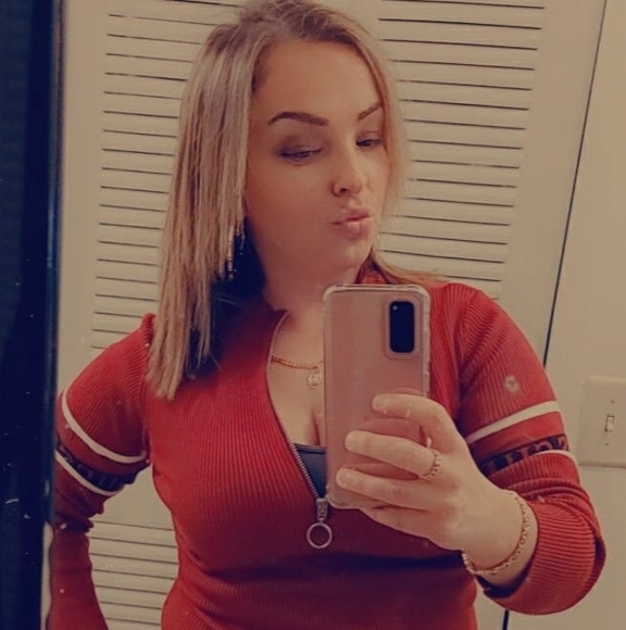 Profile Picture of Amanda Hutchinson (@amanda1007) on Poshmark