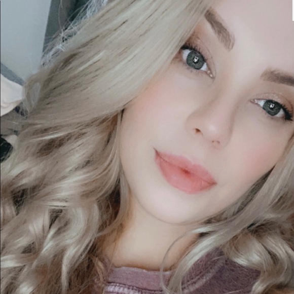 Profile Picture of Alesha Burdge (@aleshabrdge94) on Poshmark