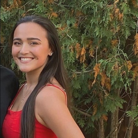 Profile Picture of Rachel Parrelly (@rachelparrelly) on Poshmark