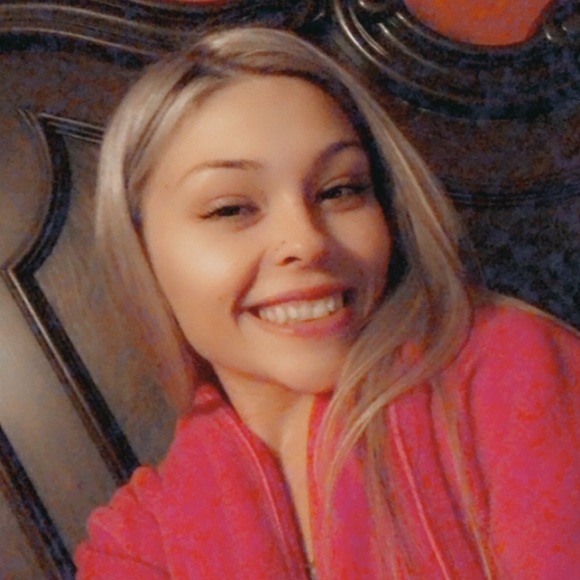 Profile Picture of Valorie Sherfield (@valllaneyyy) on Poshmark
