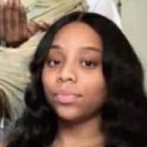 Profile Picture of Ashley Kindel (@ashleykindel) on Poshmark