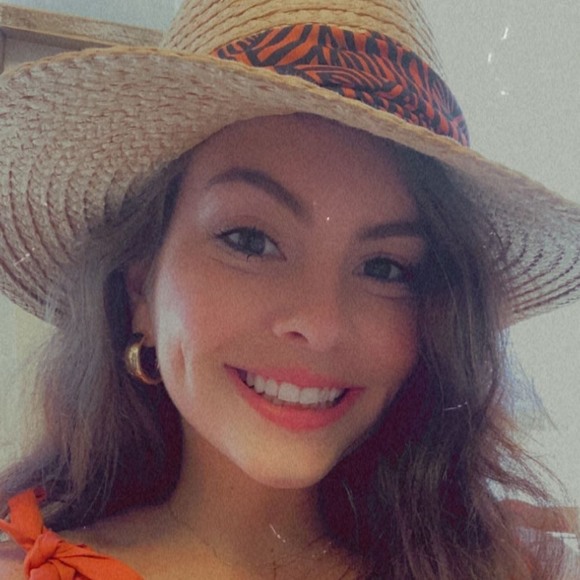 Profile Picture of Elise Kretzinger (@eakretz) on Poshmark