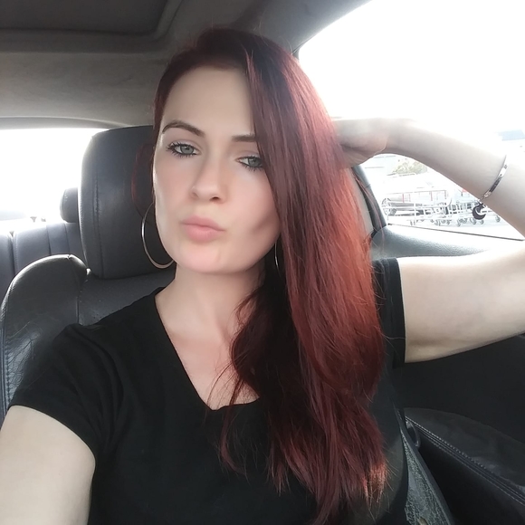 Profile Picture of Danielle Dilbone (@danielled2510) on Poshmark