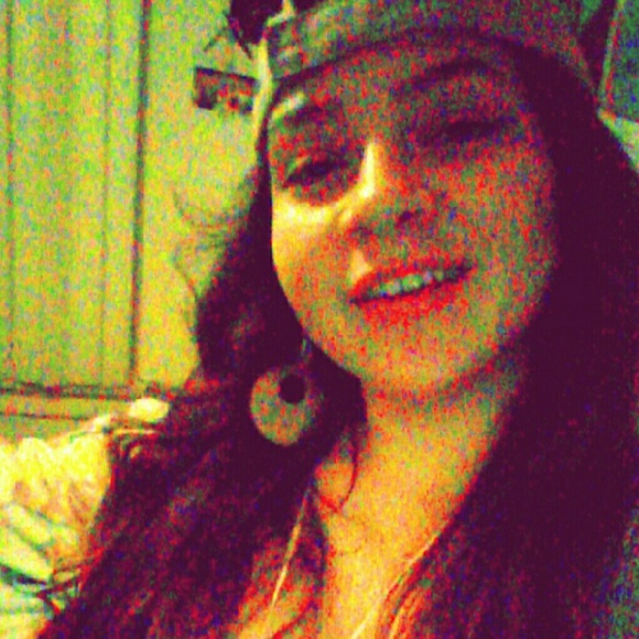 Profile Picture of Bianca Gonzalez (@gonzalezbee3) on Poshmark