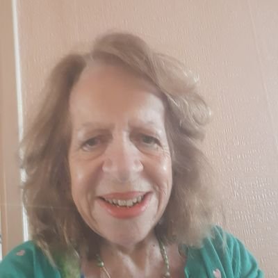 Profile Picture of Pauline Chambers (@bedsrose) on Twitter