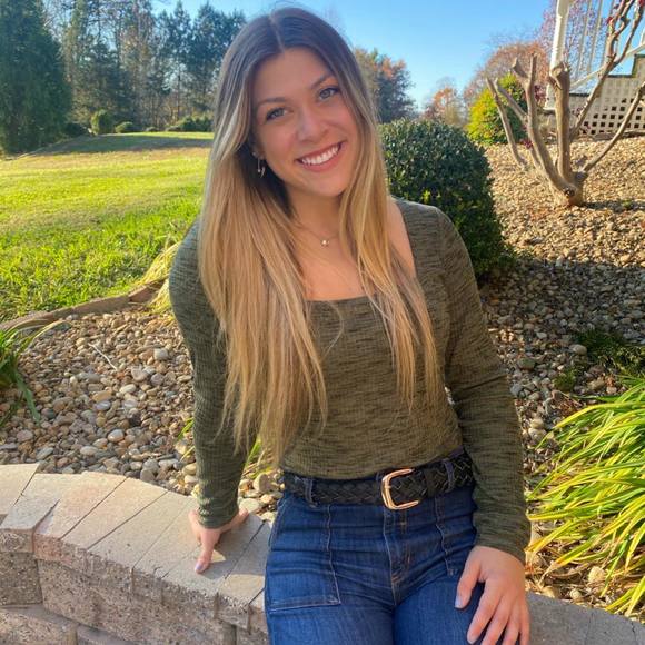 Profile Picture of Julia Codispoti (@juliacodispoti) on Poshmark