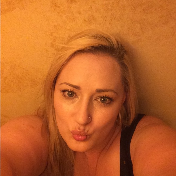 Profile Picture of Danielle Lanier (@daniellemarie08) on Poshmark