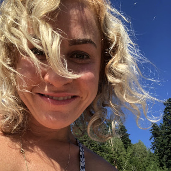 Profile Picture of Veronika Wenclova (@vwenclova) on Poshmark