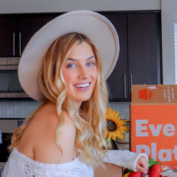 Profile Picture of Arianna Thomopoulos (@ariannamdgf) on Poshmark