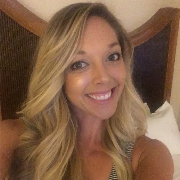 Profile Picture of Lindsay Gallion (@lngallion) on Poshmark