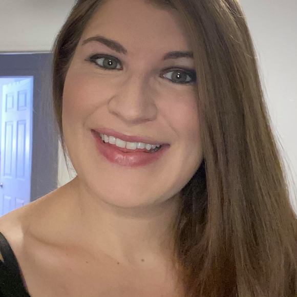 Profile Picture of Lori Forest (@loritrees) on Poshmark