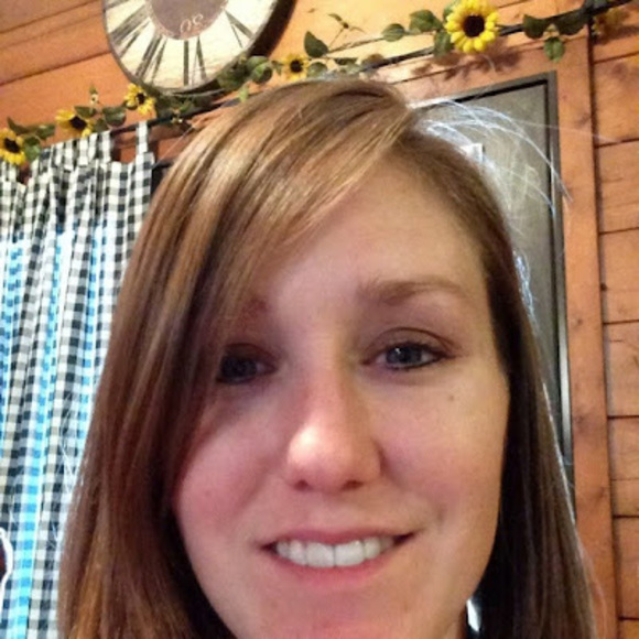 Profile Picture of Stephanie Herlocker (@stephanieherloc) on Poshmark