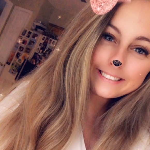 Profile Picture of Julia Black (@julieb195) on Poshmark