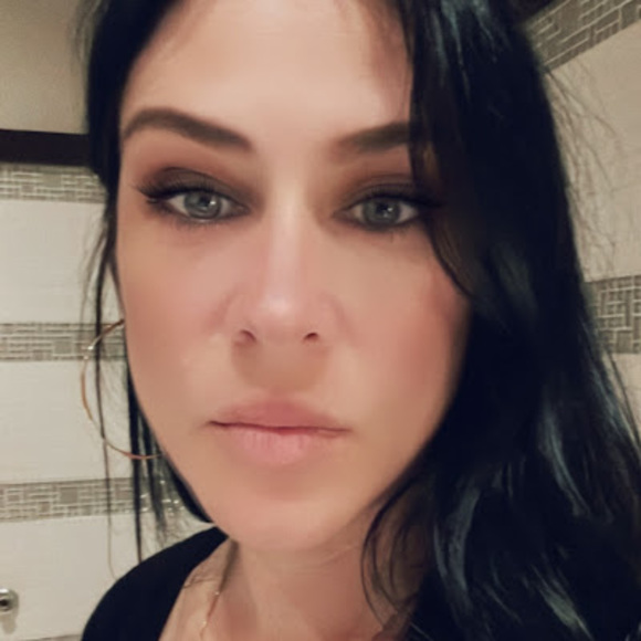 Profile Picture of Mary Bloomer (@mary_bloomer) on Poshmark