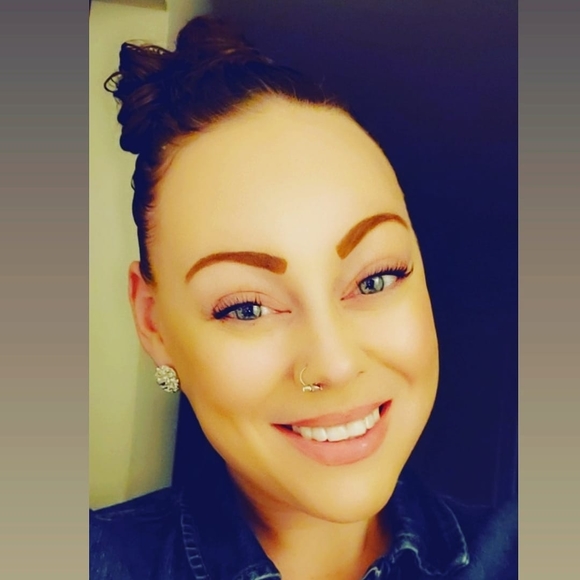 Profile Picture of Jennifer Knowling (@knowlingje) on Poshmark