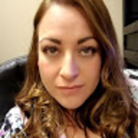 Profile Picture of Vicky Iqueda (@vicky_iqueda) on Poshmark