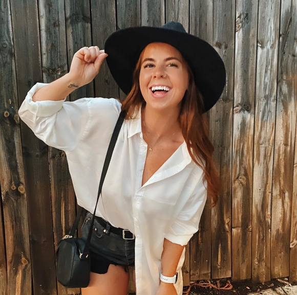 Profile Picture of Savannah Rain (@savvyrain) on Poshmark
