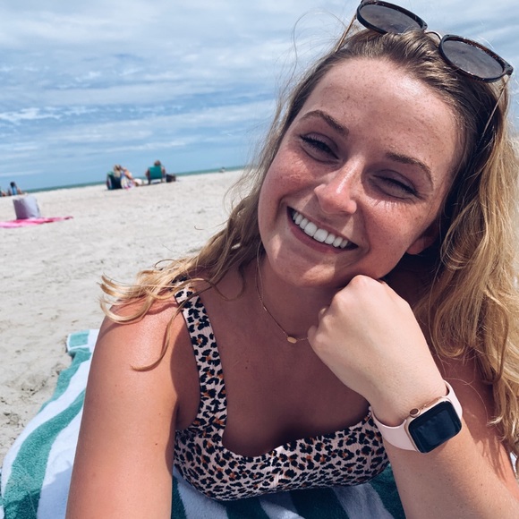 Profile Picture of Gillian Cook (@gillcookk) on Poshmark