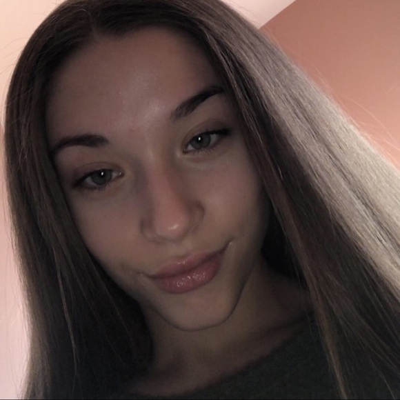 Profile Picture of Kelsey Zingone (@kelseyzingone) on Poshmark