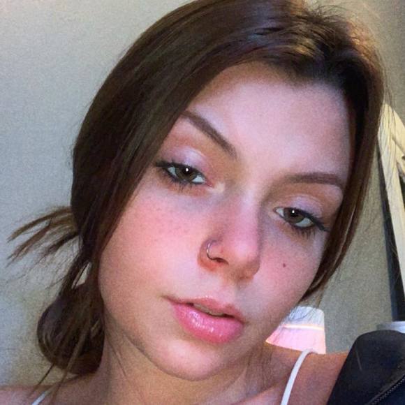 Profile Picture of Cassandra Lynn (@cassandralyn567) on Poshmark