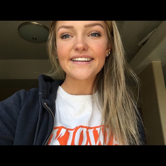 Profile Picture of Hanna Brogger (@hanna_brogger) on Poshmark