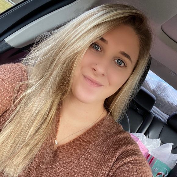 Profile Picture of Brooklynn Verdier (@blv_2121) on Poshmark