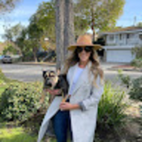 Profile Picture of Kristen Schuchert (@k_schuchert) on Poshmark