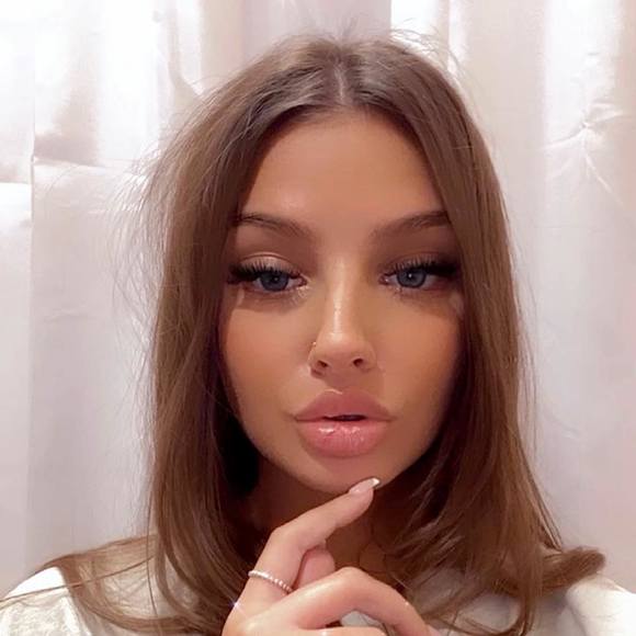 Profile Picture of Vanessa Vanessa (@vanessavanes) on Poshmark