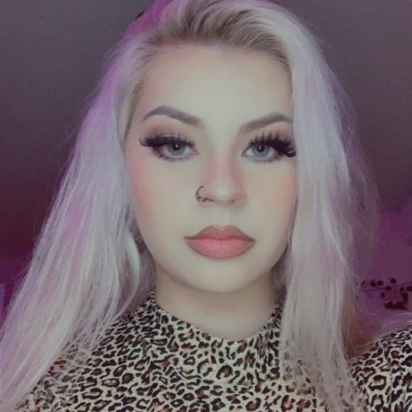 Profile Picture of Emily Bezanson (@emilybezanson) on Poshmark