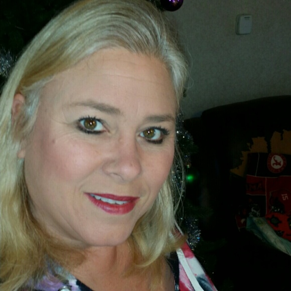 Profile Picture of Angela Lanham (@alanham64) on Poshmark