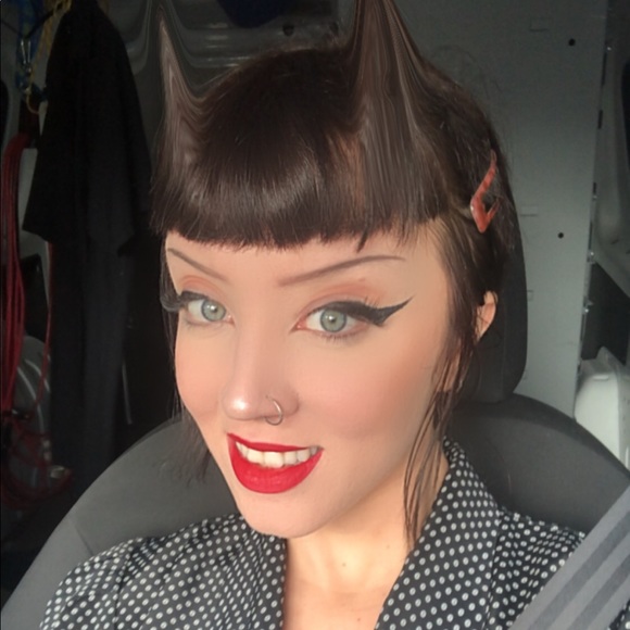 Profile Picture of Bailey Burns (@baileylynnburns) on Poshmark