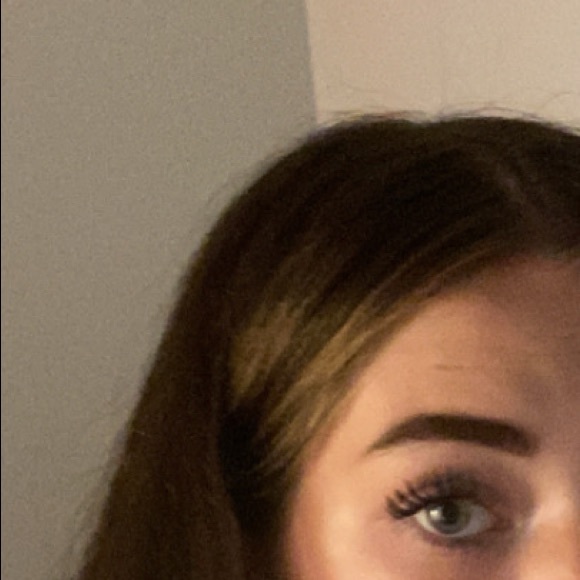 Profile Picture of Laurence Martindale (@laurencee_m) on Poshmark