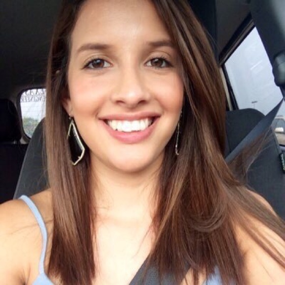 Profile Picture of Wendy Castillo (@wendolyne24) on Poshmark