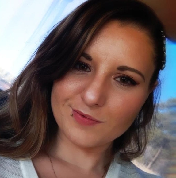 Profile Picture of Melissa Fizzell (@melibean91) on Poshmark