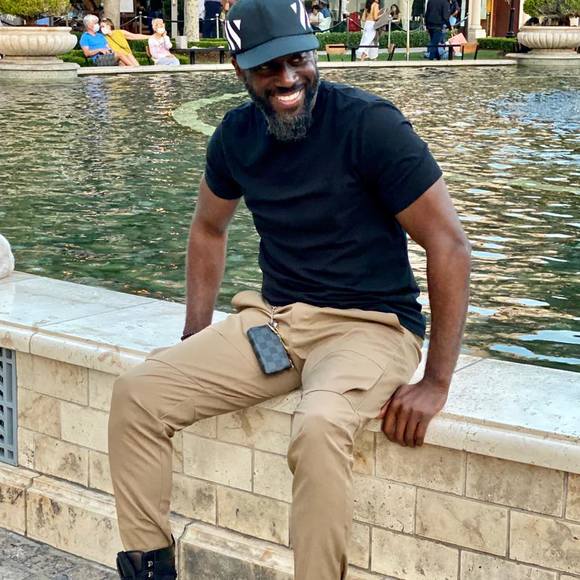 Profile Picture of Blak Foks (@blakfoks) on Poshmark