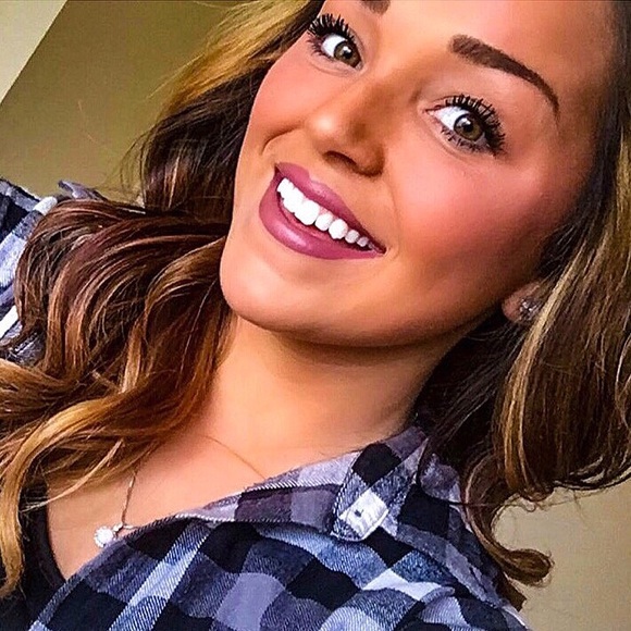 Profile Picture of Brittany Valandra (@bvalandra) on Poshmark