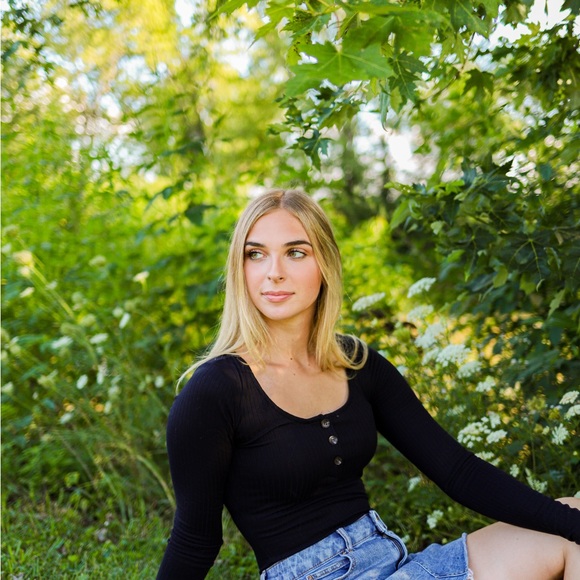 Profile Picture of Brooke Rosselit (@brookerosselit) on Poshmark