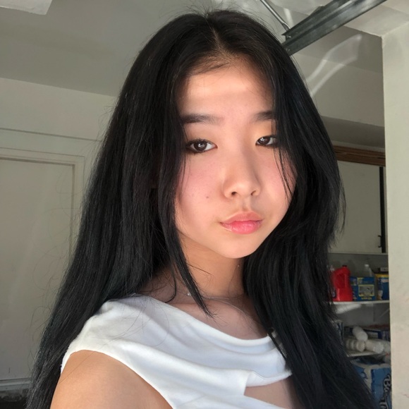 Profile Picture of Leslie Jhee (@leslieg666) on Poshmark