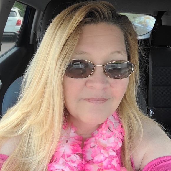 Profile Picture of Debbie Hursh (@debbies2qt) on Poshmark