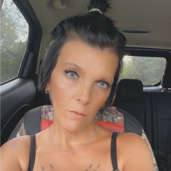 Profile Picture of April Rust (@aprilrust41) on Poshmark