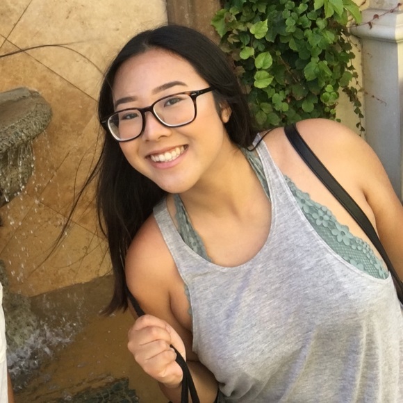 Profile Picture of Aileen Hoang (@aileenhoangg) on Poshmark