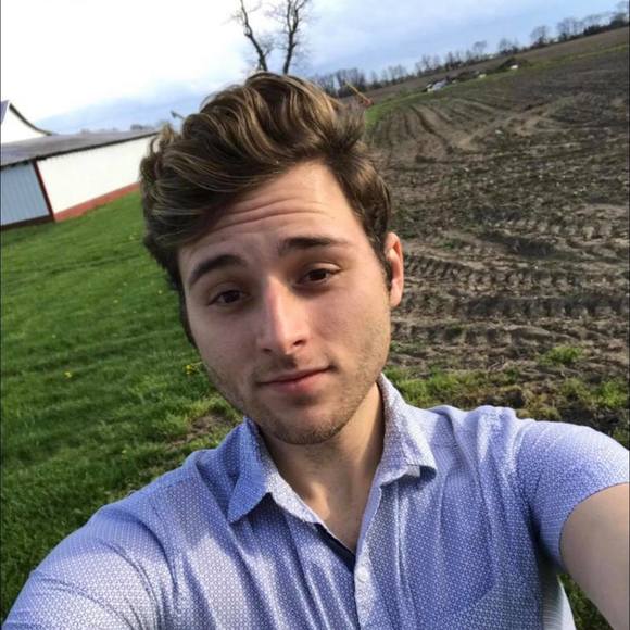 Profile Picture of Grant Warden (@gwarden92) on Poshmark