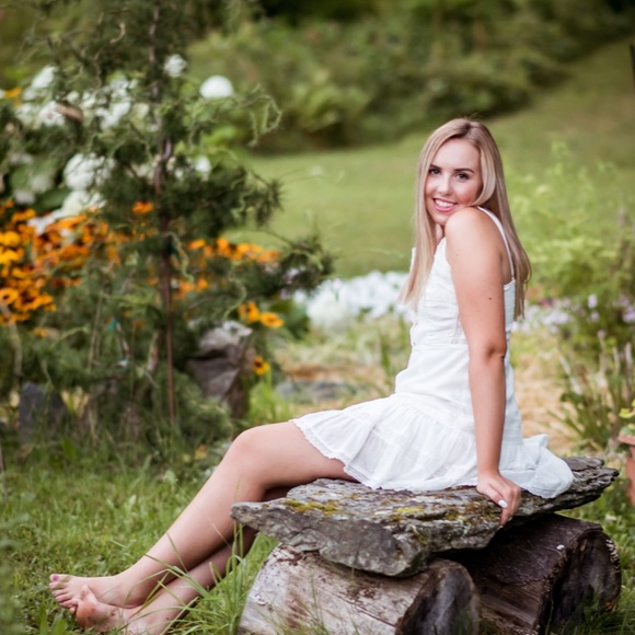 Profile Picture of Cally Barrette (@callybarrette) on Poshmark