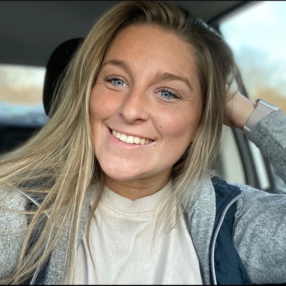 Makayla Caswell - Poshmark Profile Picture of Makayla Caswell (@makaylacaswell) on Poshmark