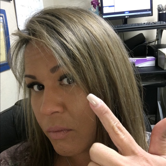 Profile Picture of Anna Bonacci (@annabonacci) on Poshmark