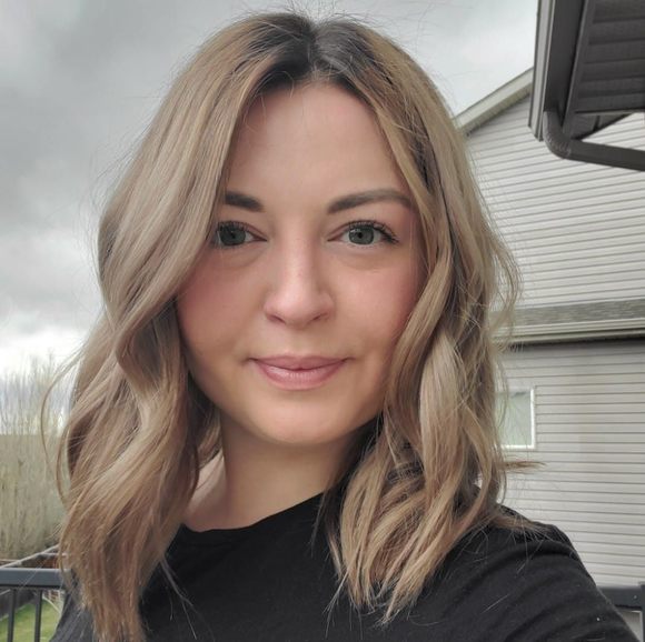 Profile Picture of Anna Vasilyeva (@avgoupal) on Poshmark